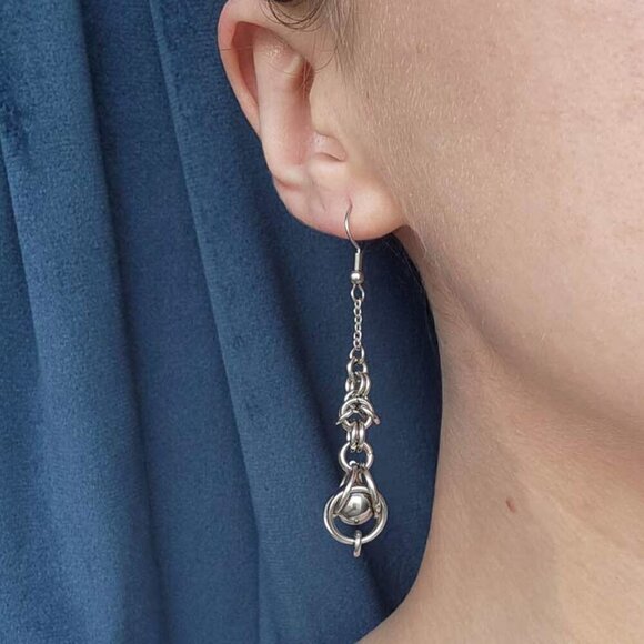 Vintage elegant long dangly silver chainmail earrings - Picture 1 of 7